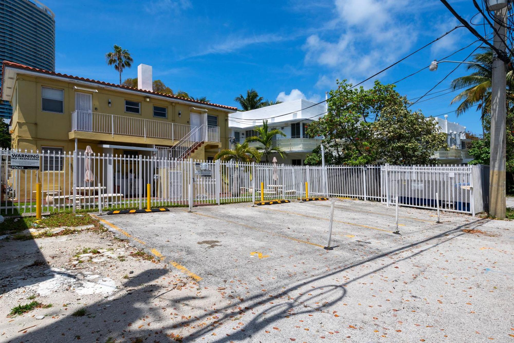 Bellamor Apts At 5th St Shopping Mall Apartahotel Miami Beach
